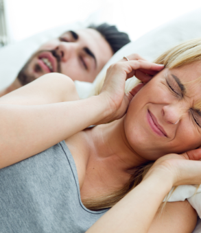Le "Sleep Divorce" : Quand le ronflement fait chambre à part